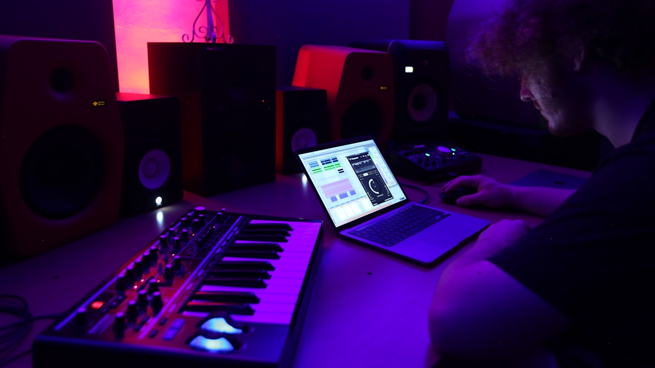 What Should We Keep In Mind While Considering A Rotary Screw Compressor?